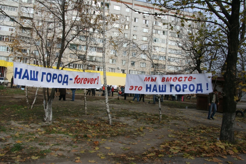 «Наш город» вместе с жителями провели субботник в Комсомольском сквере