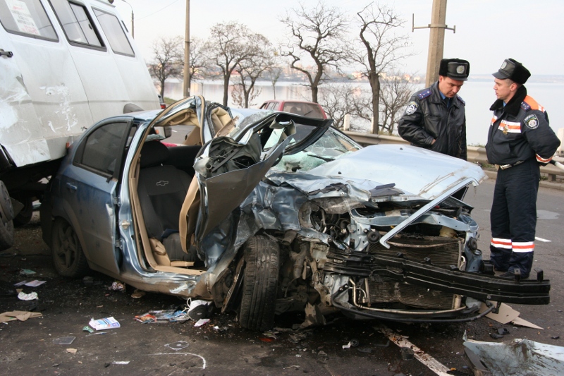 На Варваровском мосту в Николаеве столкнулись маршрутка и «Шевроле» - пострадали три человека