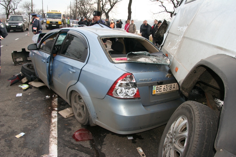 На Варваровском мосту в Николаеве столкнулись маршрутка и «Шевроле» - пострадали три человека